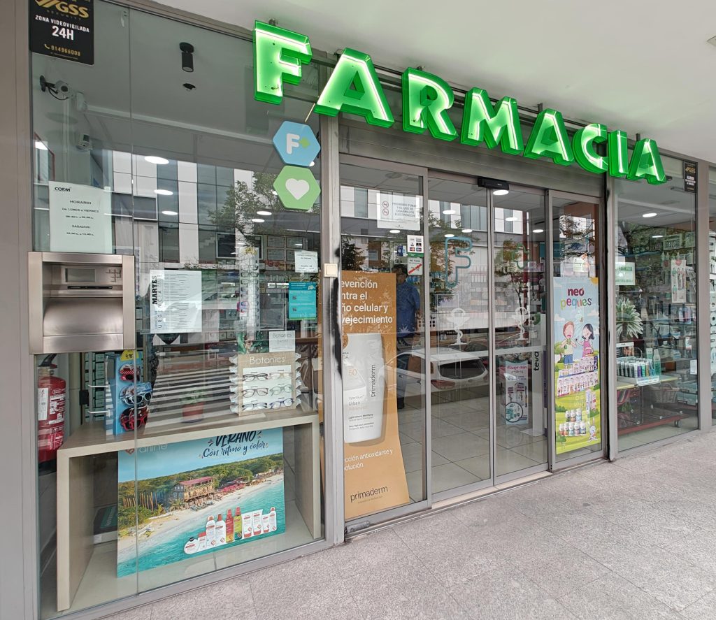 Entrada de la farmacia dentro del centro comercial El Fresno