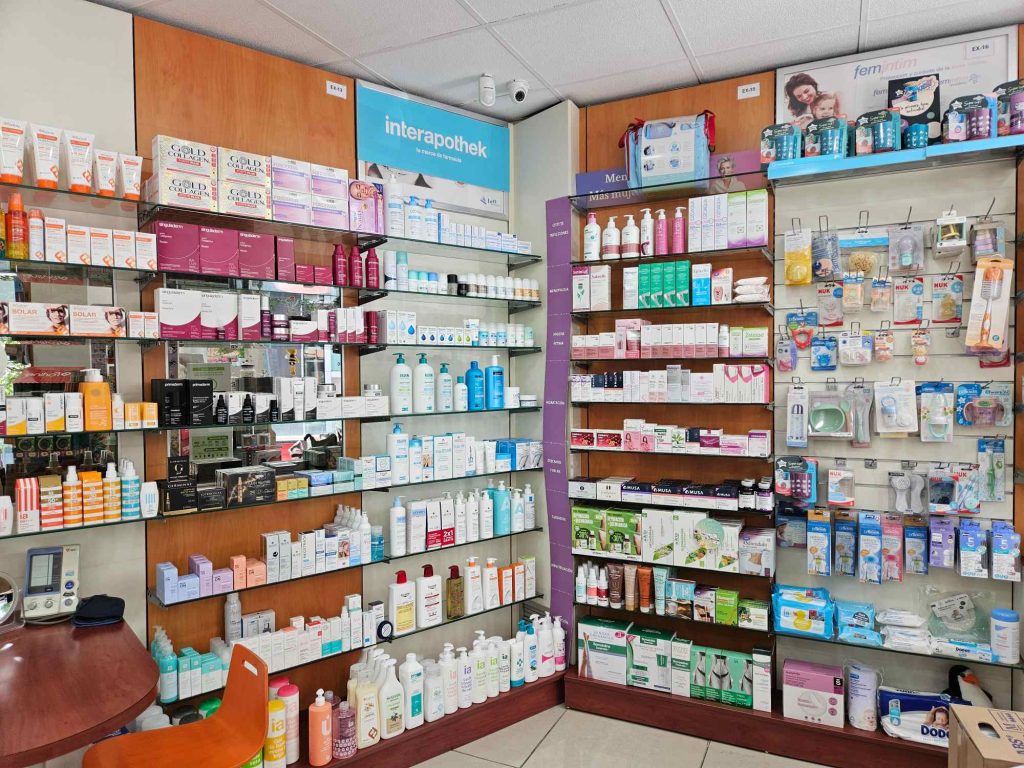 Interior de la farmacia en el centro comercial El Fresno Madrid