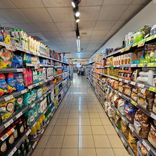 Interior del supermercado Alcampo dentro del centro comercial El Fresno